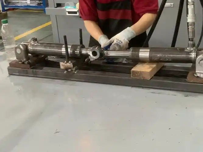 Hvad skal man være opmærksom på, når man skiller en hydraulisk cylinder ad?